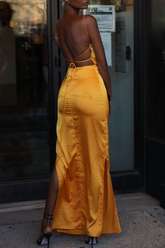 Vestido de noche elegante con tirantes finos, espalda descubierta y abertura en la espalda Y7858